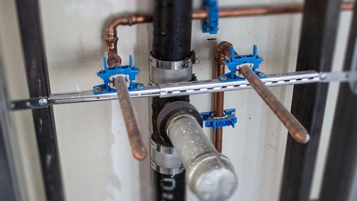 Comparison of makeshift plumbing support versus engineered pipe support solutions